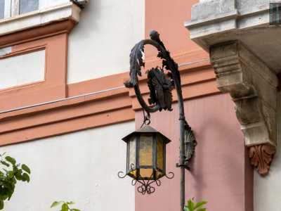 ...e fini lampioncini in ferrocon vasi di ortensie e fini lampioncini in ferro
